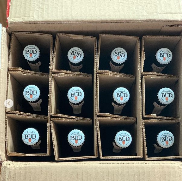 Altbier fertig zum Versand Karton mit Bierflaschen